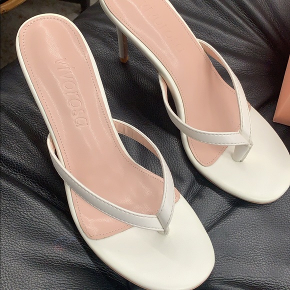 Women’s Rounded Toe Thong Mule Heeled Sandal in White Faux Leather - Picture 6 of 9